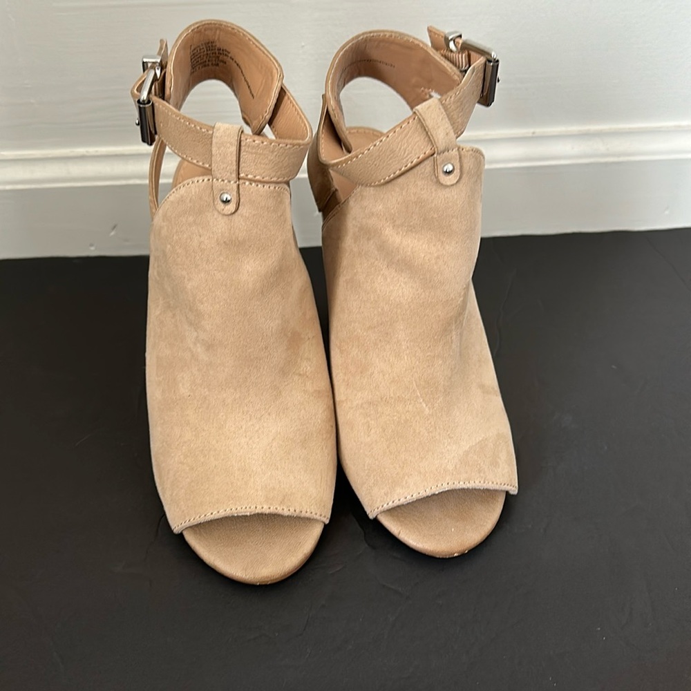 Express open toed shoe